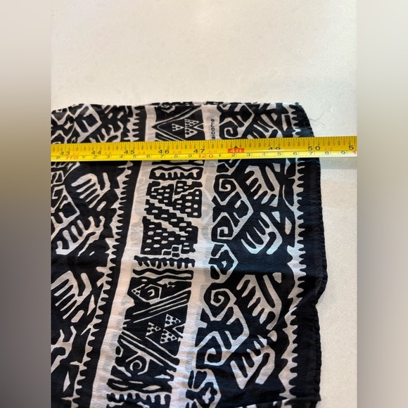 Liz Claiborne Black & White Geometric Scarf - Picture 4 of 6
